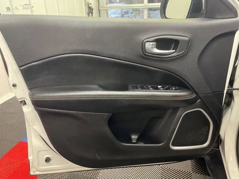 Used 2018 Jeep Compass Latitude w/ Cold Weather Group image 8