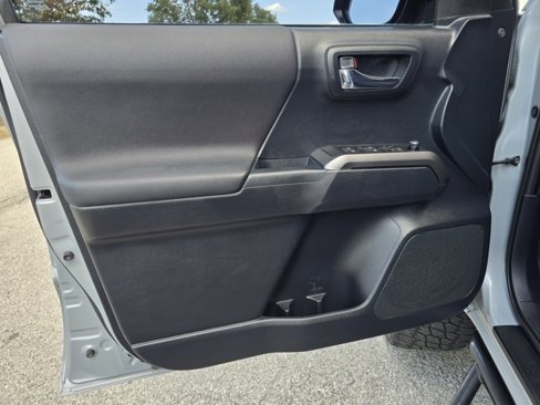 Used 2018 Toyota Tacoma TRD Sport image 41