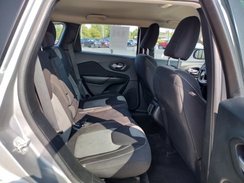 Used 2016 Jeep Cherokee Sport image 9