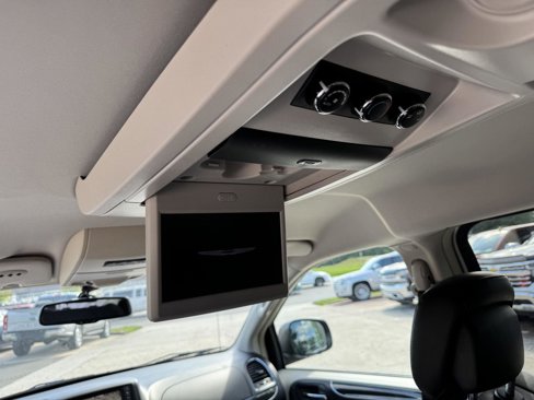 Used 2011 Chrysler Town & Country Limited image 7