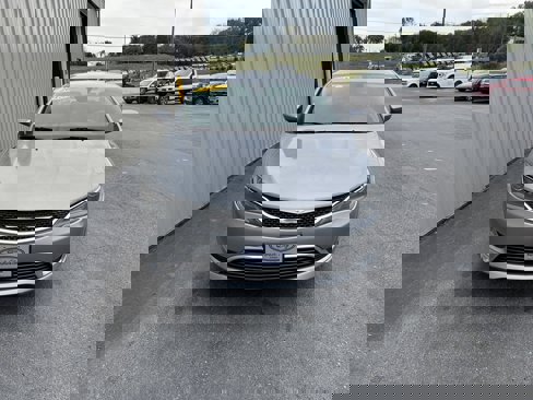 Used 2015 Chrysler 200 Limited image 3