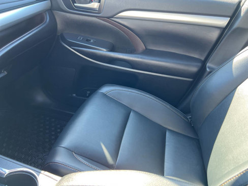 Used 2019 Toyota Highlander XLE image 24