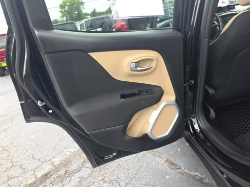 Used 2018 Jeep Renegade Latitude w/ Cold Weather Group image 27
