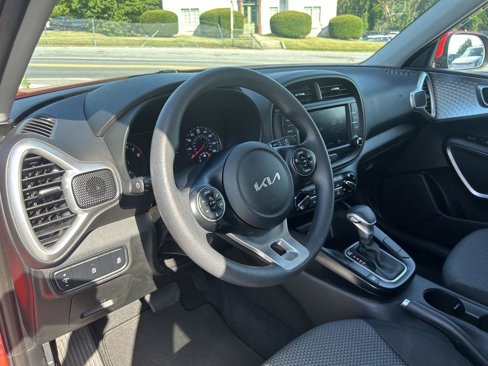Used 2022 Kia Soul LX image 9
