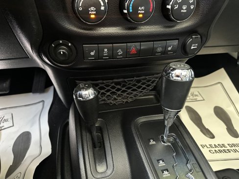 Used 2016 Jeep Wrangler Unlimited Sahara w/ Connectivity Group image 16