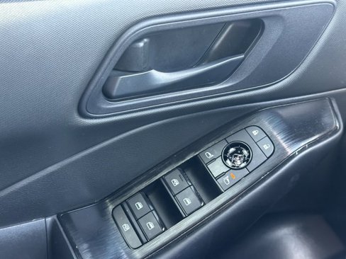 Used 2024 Nissan Rogue S image 28