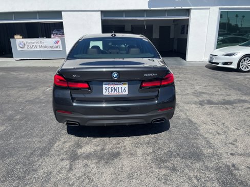 Used 2022 BMW 530e xDrive w/ M Sport Package image 4