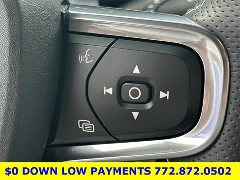 Used 2021 Volvo XC40 T5 R-Design image 23