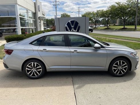 New 2025 Volkswagen Jetta SE image 2