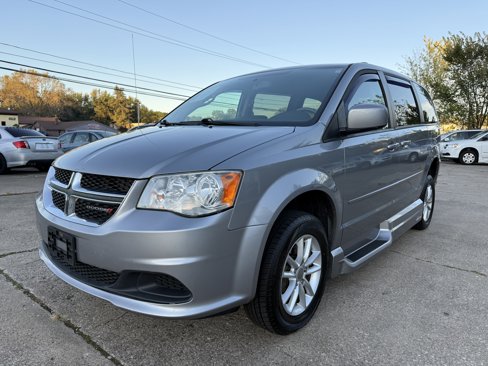 Used 2015 Dodge Grand Caravan SXT w/ UConnect Hands-Free Group image 2