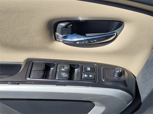 Used 2017 Nissan Titan SV image 18