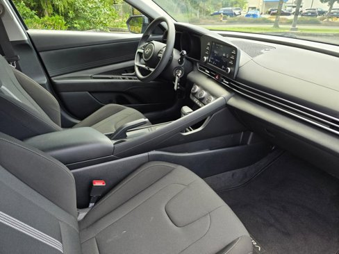 Used 2022 Hyundai Elantra SE w/ Cargo Package image 4