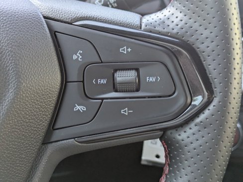 Certified 2025 Chevrolet Trax RS image 24