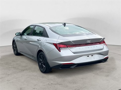 Used 2022 Hyundai Elantra SEL w/ Convenience Package image 3