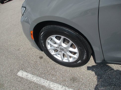 Used 2022 Chrysler Pacifica Touring-L image 24