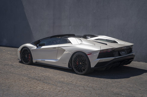 Used 2019 Lamborghini Aventador S image 3