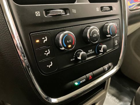 Used 2018 Dodge Grand Caravan SE image 29