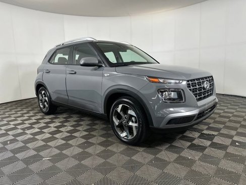 Used 2022 Hyundai Venue SEL w/ Cargo Package image 2