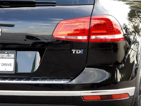Used 2016 Volkswagen Touareg Sport image 8