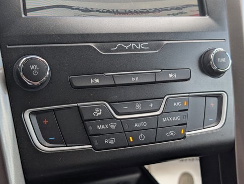 Used 2019 Ford Fusion SE image 9