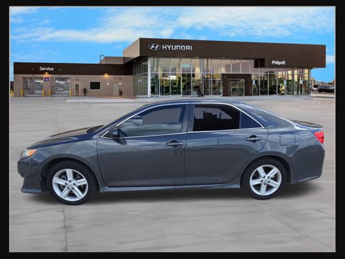 Used 2014 Toyota Camry SE image 2