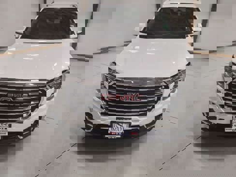 Used 2024 GMC Terrain SLT image 3