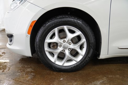 Used 2020 Chrysler Pacifica Touring-L Plus w/ Tire & Wheel Group image 16