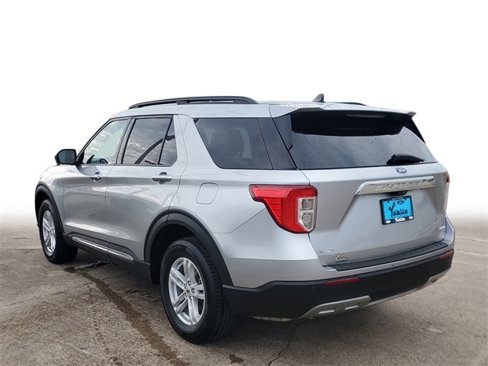 Used 2021 Ford Explorer XLT w/ Equipment Group 202A image 4