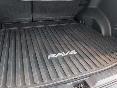 Used 2020 Toyota RAV4 XLE Premium image 12