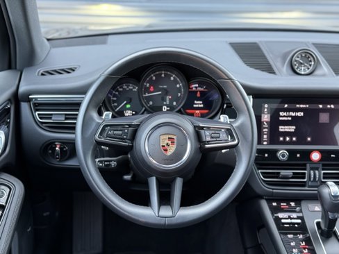 Certified 2025 Porsche Macan image 18