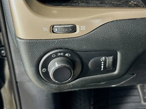 Used 2015 Jeep Cherokee Sport image 14