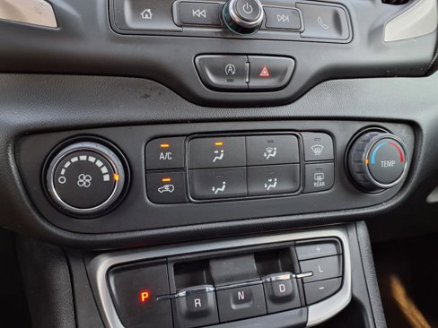 Used 2022 GMC Terrain SLE image 8