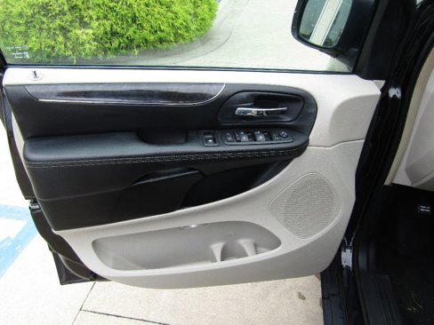 Used 2015 Chrysler Town & Country Touring-L image 11
