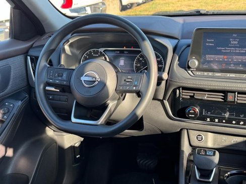 Used 2022 Nissan Rogue SV image 19