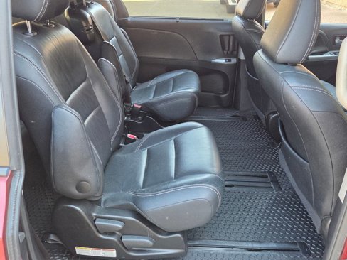 Used 2016 Toyota Sienna SE image 37