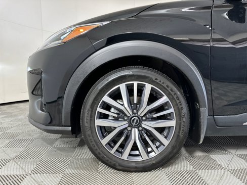 Used 2023 Nissan Kicks SR w/ SR Premium Package image 10