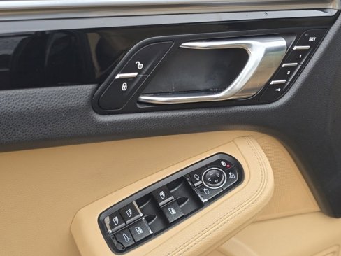 Used 2018 Porsche Macan image 37