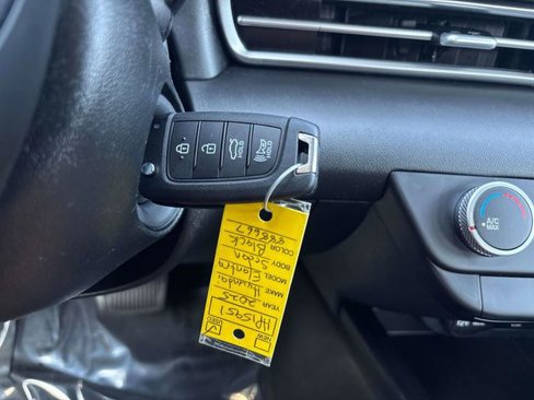 Certified 2025 Hyundai Elantra SE image 24