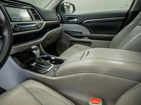 Used 2016 Toyota Highlander Limited image 25