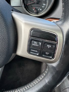 Used 2011 Jeep Grand Cherokee Limited w/ Luxury Group II image 38