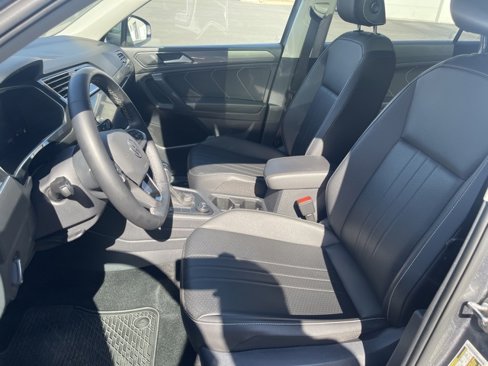 Certified 2022 Volkswagen Tiguan SE w/ Panoramic Sunroof Package image 12