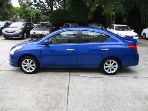Used 2017 Nissan Versa SL image 2