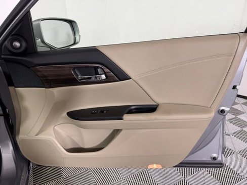 Used 2017 Honda Accord EX-L image 38