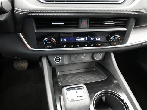 Used 2023 Nissan Rogue SV image 34