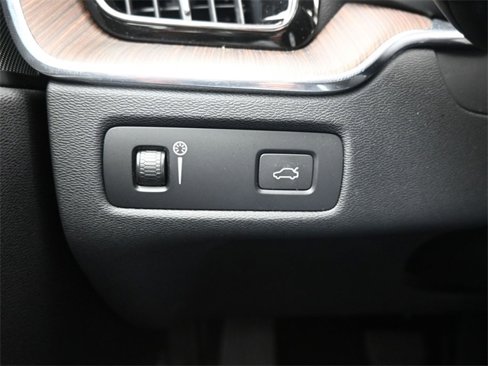 Used 2022 Volvo XC60 B5 Momentum w/ Climate Package image 26