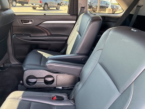 Used 2018 Toyota Highlander SE image 6