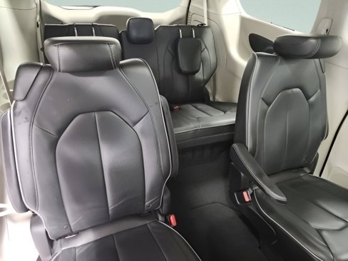 Used 2018 Chrysler Pacifica Limited image 21