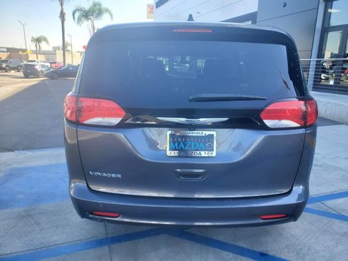 Used 2022 Chrysler Voyager LX image 6