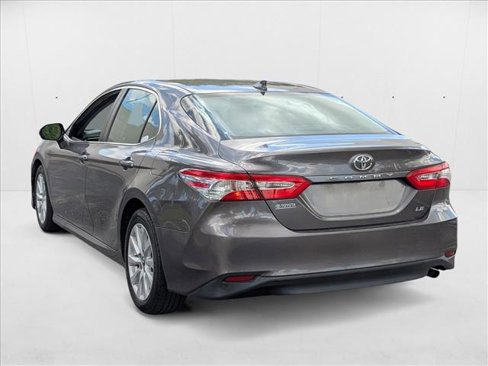 Used 2019 Toyota Camry LE image 3