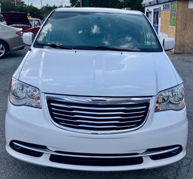 Used 2015 Chrysler Town & Country Touring w/ Driver Convenience Group image 3